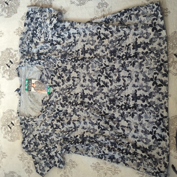 XL: Nicole Miller Floral Short Sleeve Shirt. - Picture 3 of 9